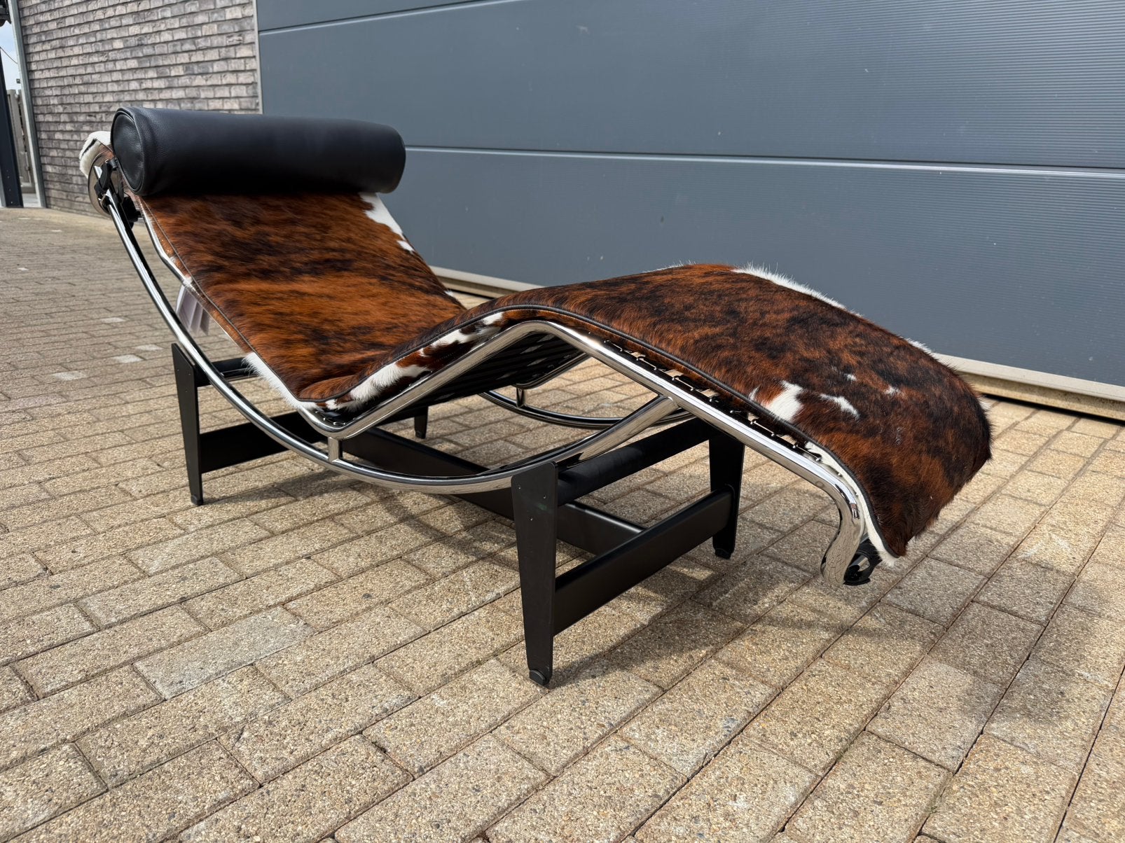 Originele Cassina Lc4 Le Corbusier Cowskin nog in NIEUWstaat, Huis en Inrichting, Fauteuils, Ophalen of Verzenden, Nieuw, Minder dan 50 cm