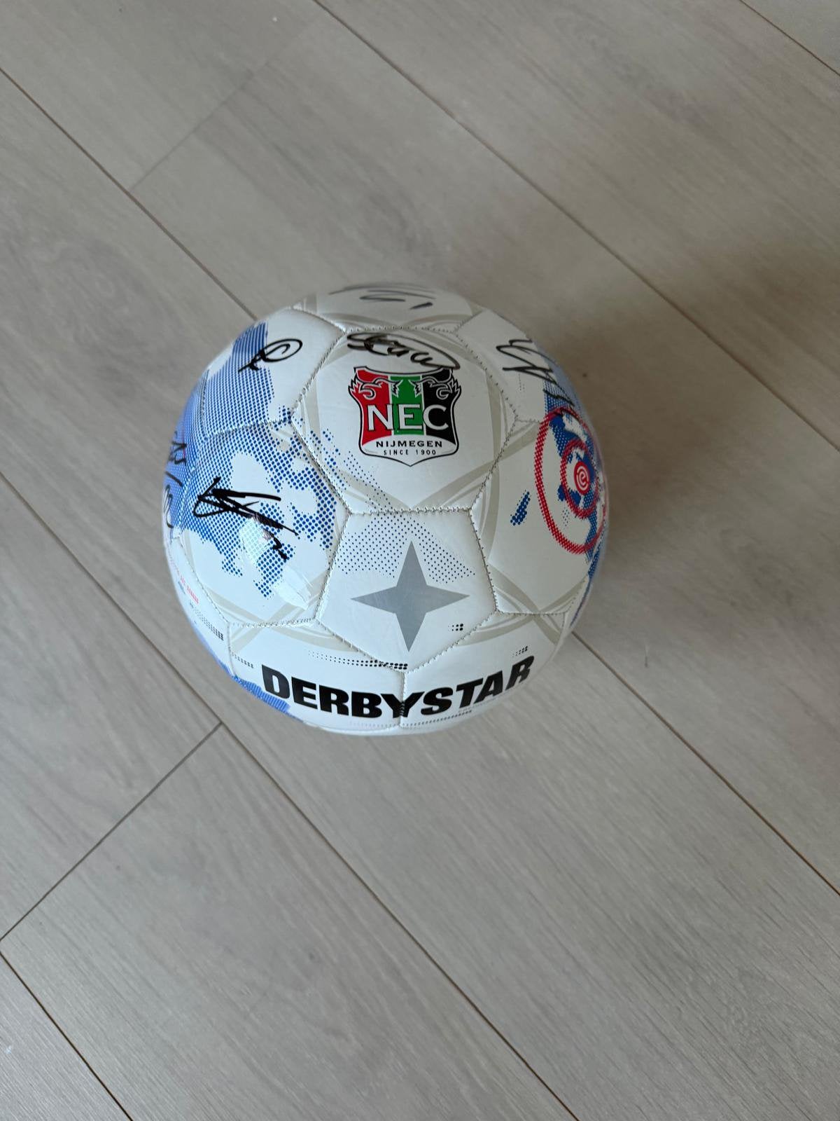 Gesigneerde NEC bal, Maat XL, Ophalen of Verzenden, Nieuw, Bal