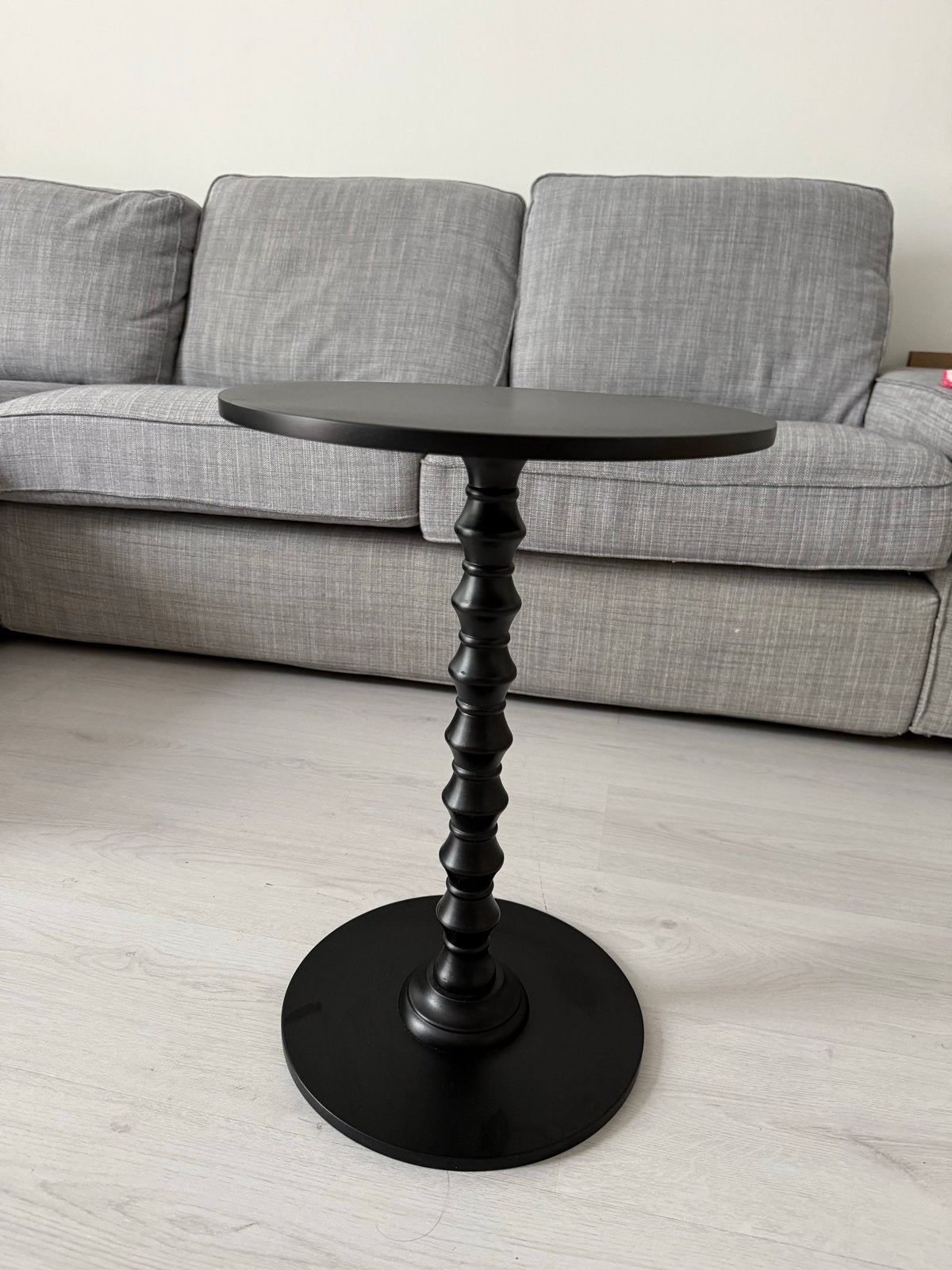 Zwarte bijzettafel met gedraaide poot, Ophalen, Minder dan 55 cm, Rond, Zo goed als nieuw