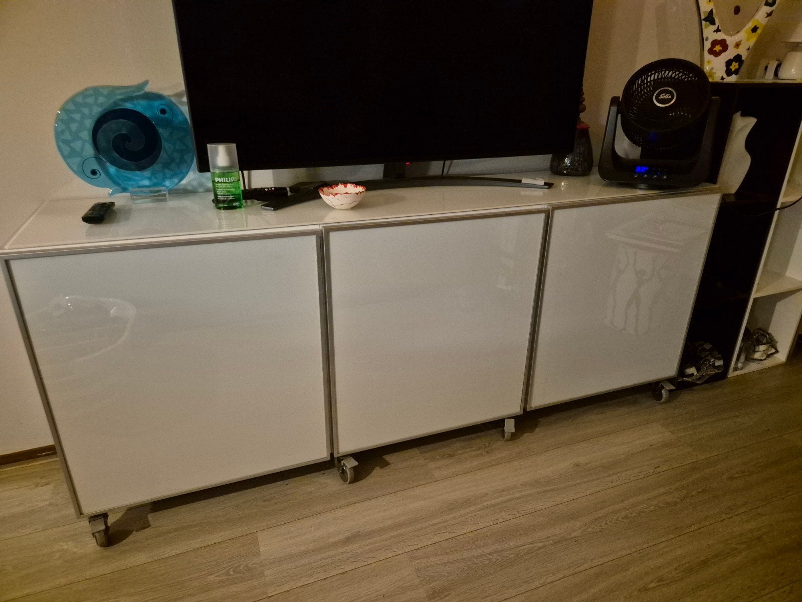 Ikea Dressoir op wielen met glazen deuren (180x60 cm), Ophalen, Gebruikt, 25 tot 50 cm, Glas