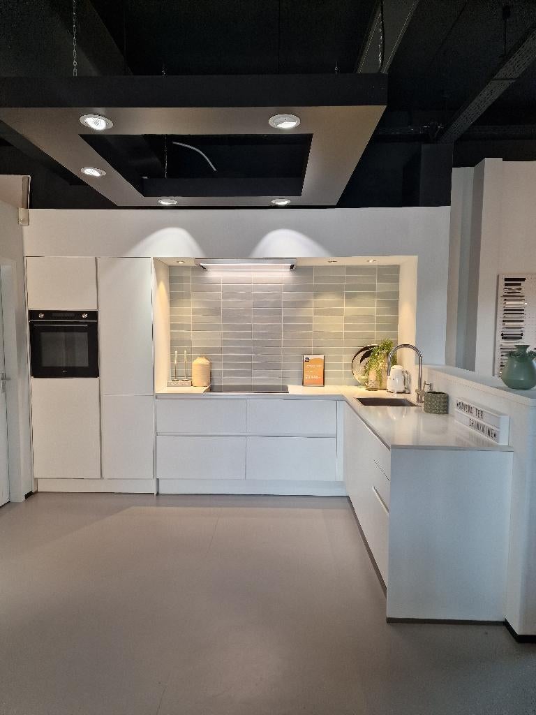 Showroom keuken wit greeploos incl Etna apparatuur!, Ophalen, Wit, Hoekkeuken, Zo goed als nieuw