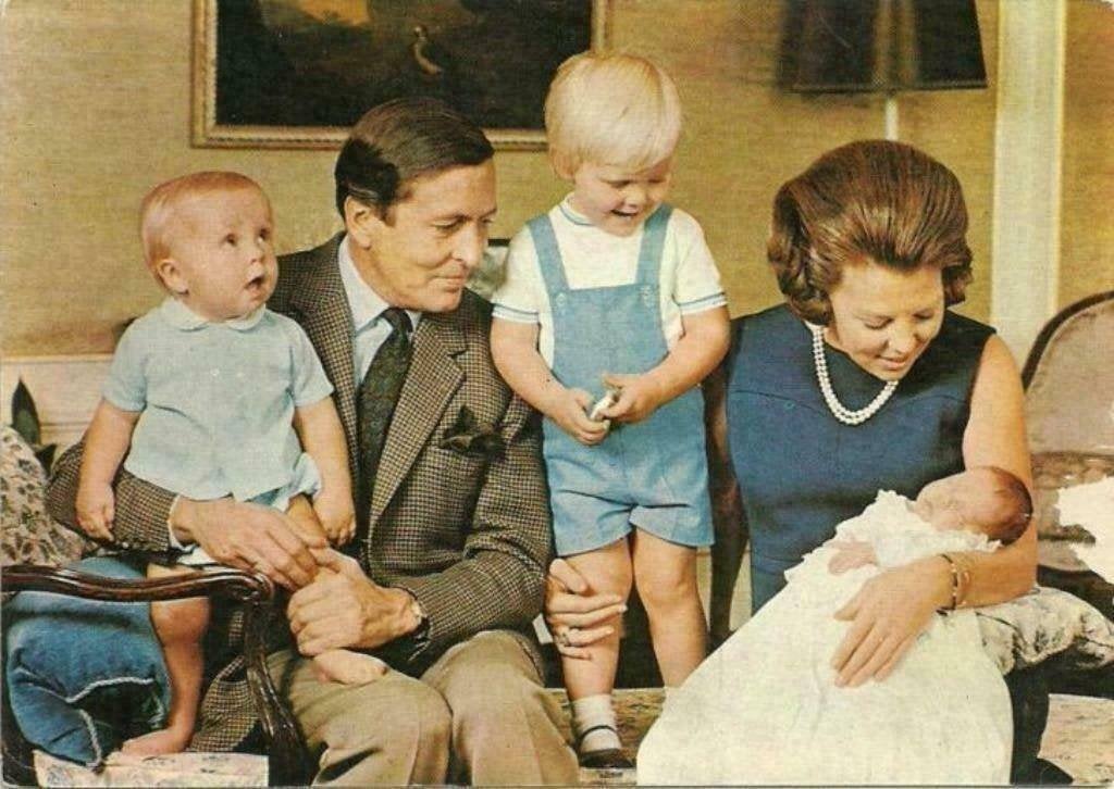 Prinses Beatrix en Prins Claus met hun zonen., Verzenden, Zo goed als nieuw, Nederland, Kaart, Foto of Prent