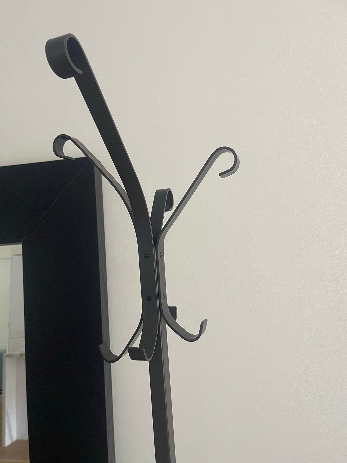 Zwarte metalen staande kapstok, Huis en Inrichting, Woonaccessoires | Kapstokken, Ophalen of Verzenden, Zo goed als nieuw, Metaal