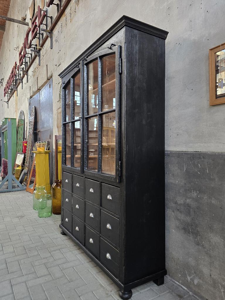 Vintage Zwarte Apothekers Vitrine | Grote Houten Vitrinekast, Gebruikt, 200 cm of meer, 150 tot 200 cm, Ophalen of Verzenden