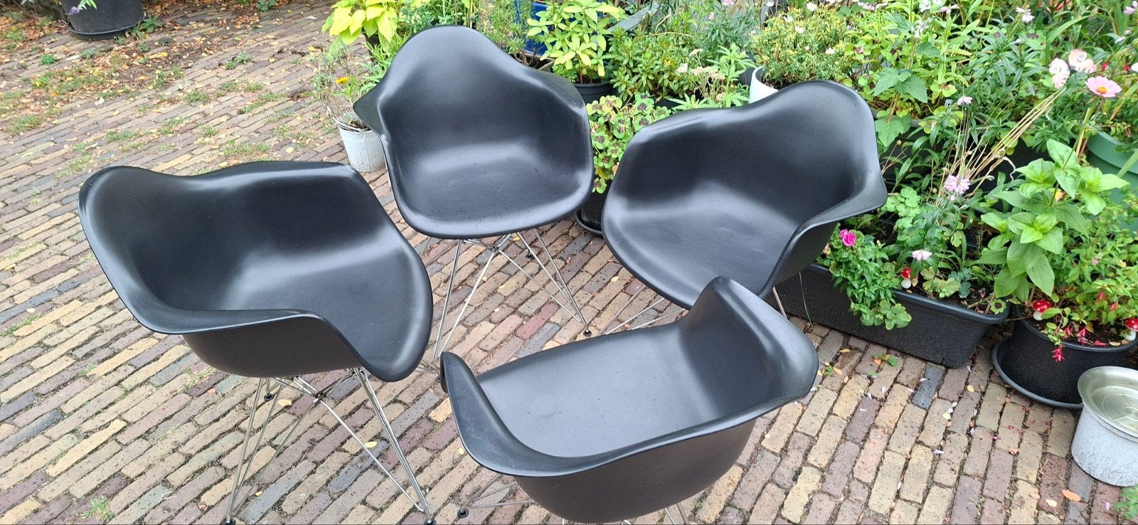 Mooie set van 4 zwarte design kuipstoelen (Eames-stijl), Ophalen, Zwart, Kunststof
