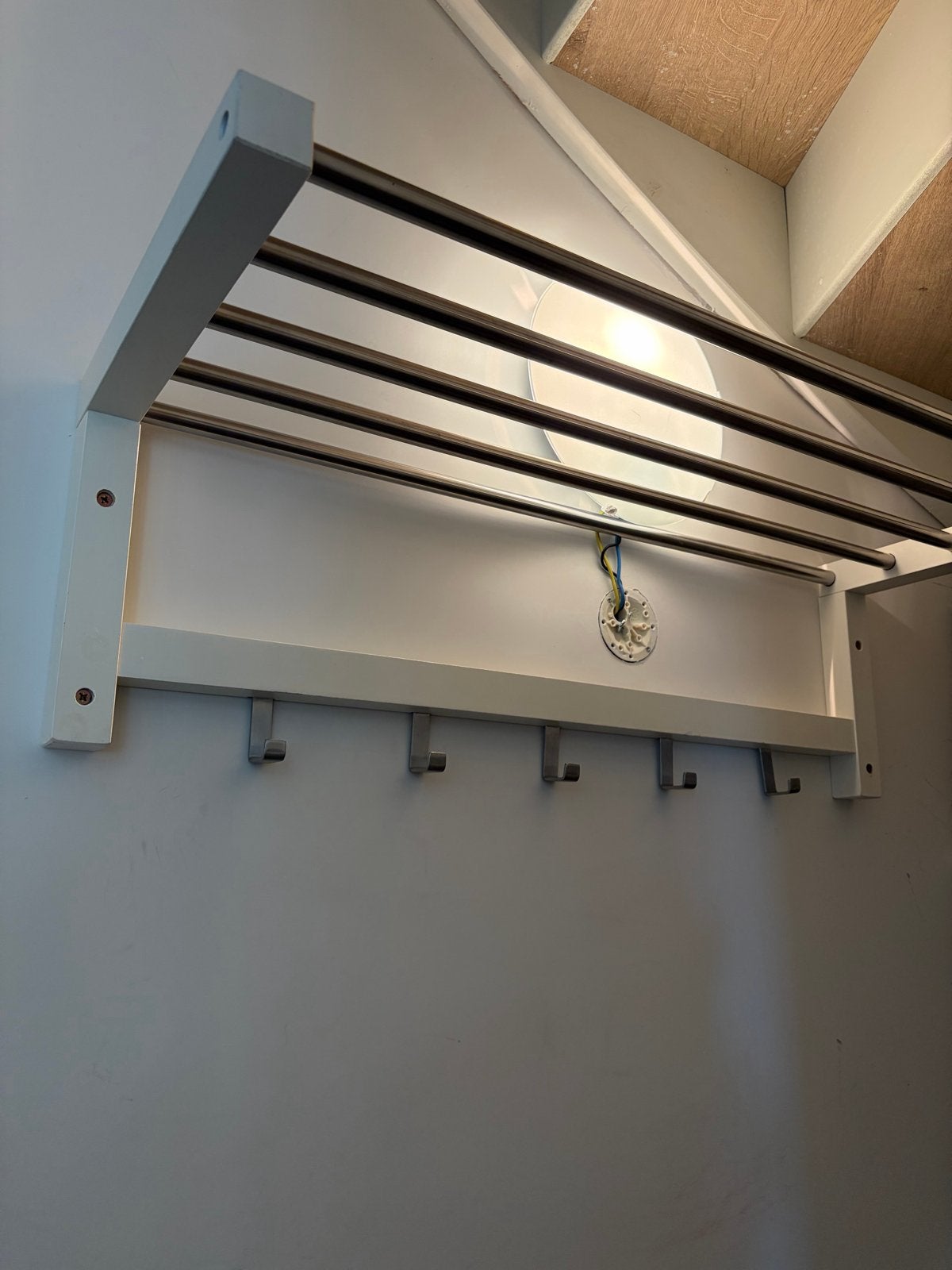 Witte wandkapstok met stalen stangen en haken, Gebruikt, Minder dan 100 cm, Metaal, Ophalen