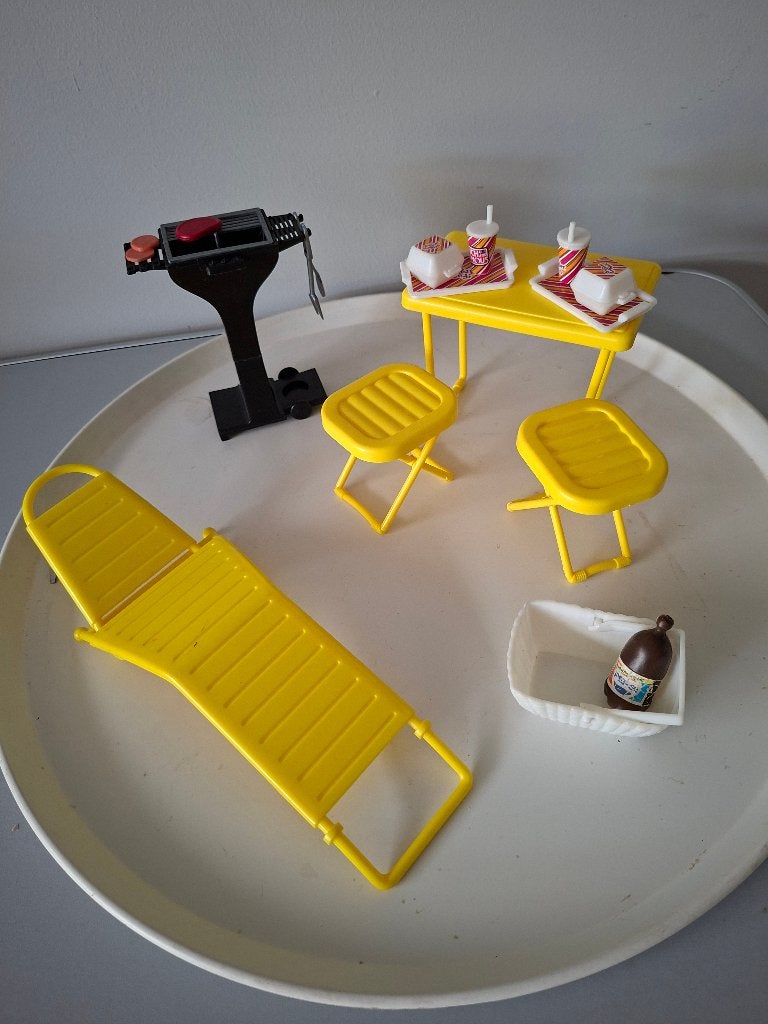 barbie barbecue en zomerse meubeltjes met accessoires, Ophalen of Verzenden, Gebruikt, Barbie