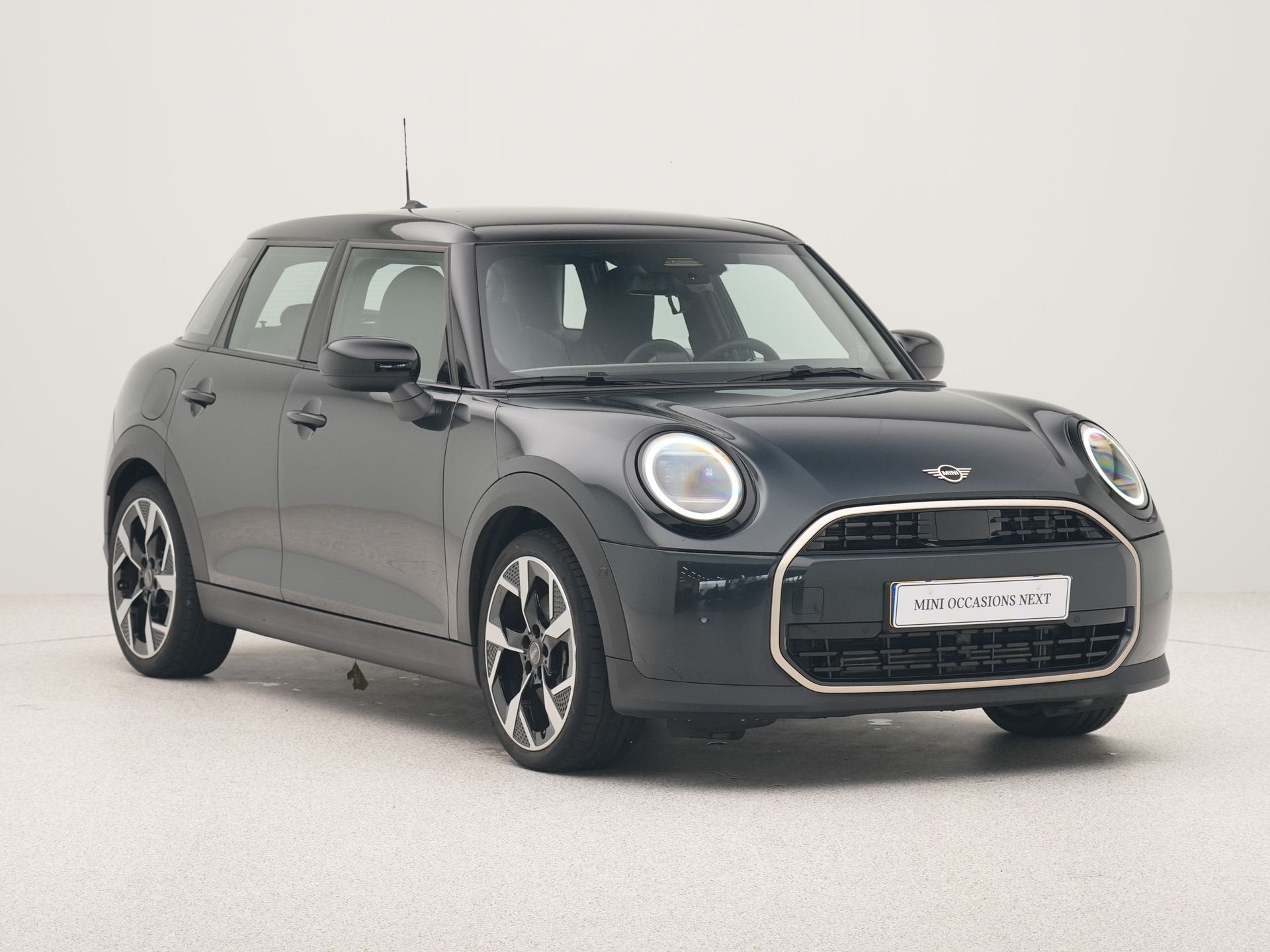 MINI 5-deurs Cooper C Favoured Pakket M (bj 2025, automaat), Gebruikt, 156 pk, Met garantie (alle), Bedrijf