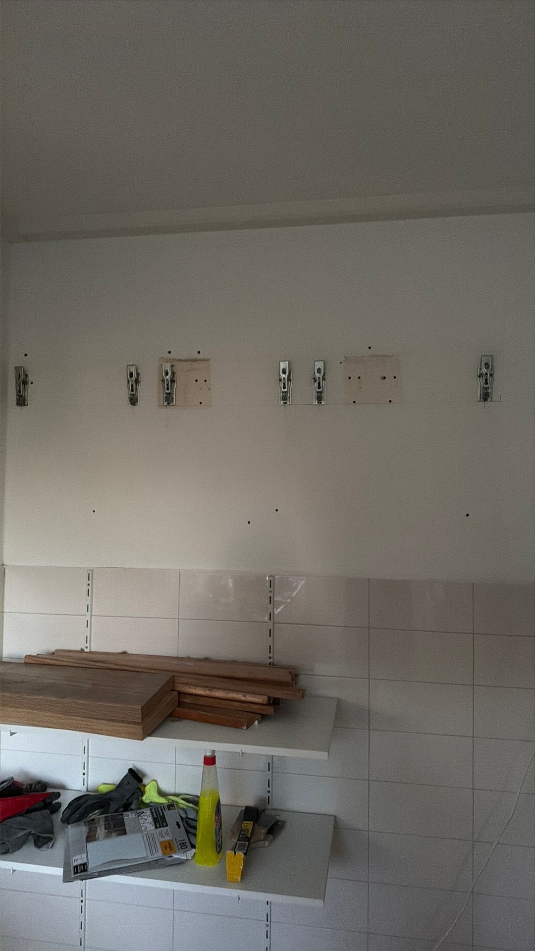 Timmerman GEZOCHT die keukenkasten een stuk kan verplaatsen, Ophalen, Beton, Klinkers