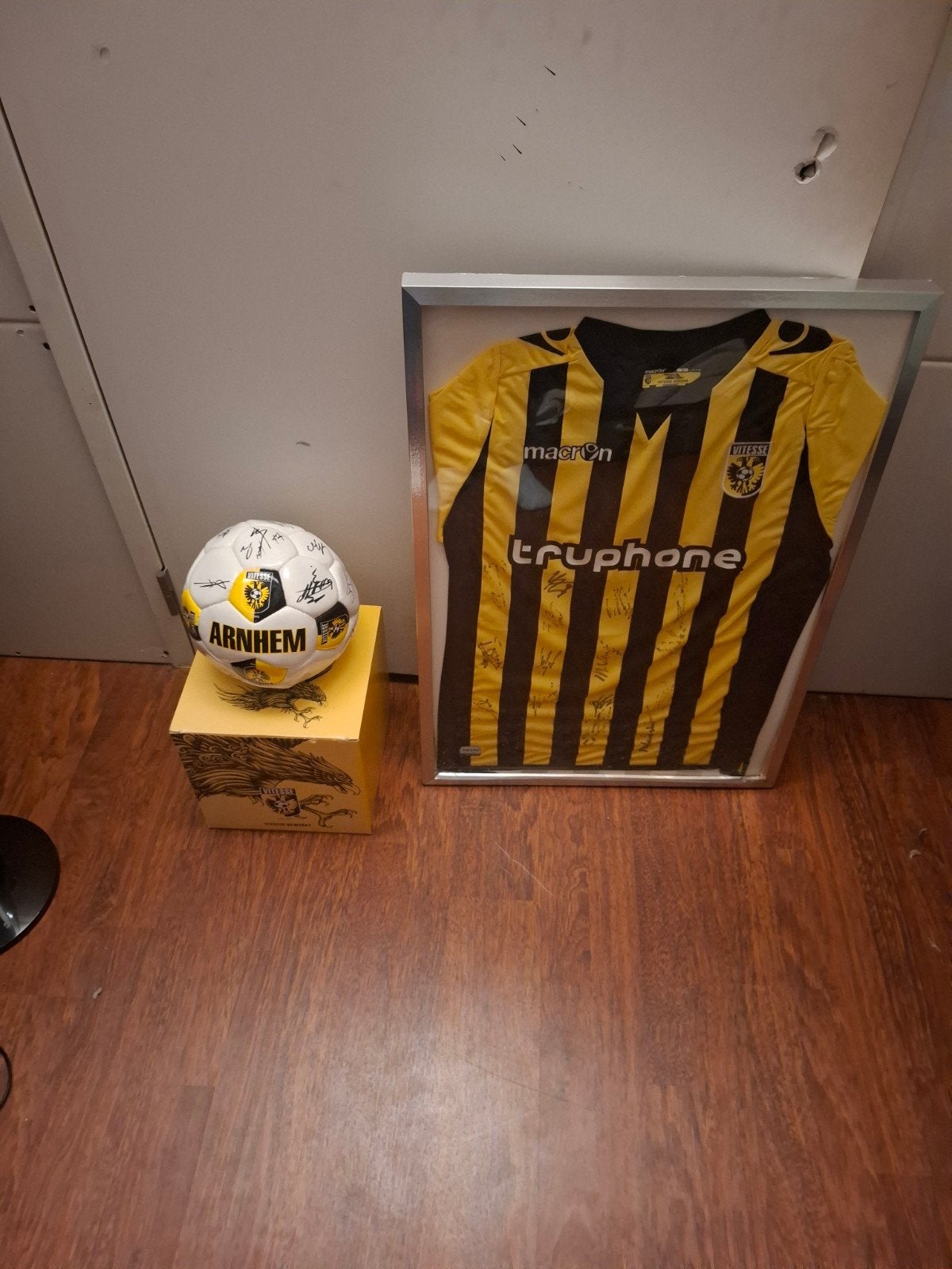 Vitesse gesigneerde bal en shirt uit seizoen 14/15, Ophalen, Zo goed als nieuw, Vitesse, Overige typen