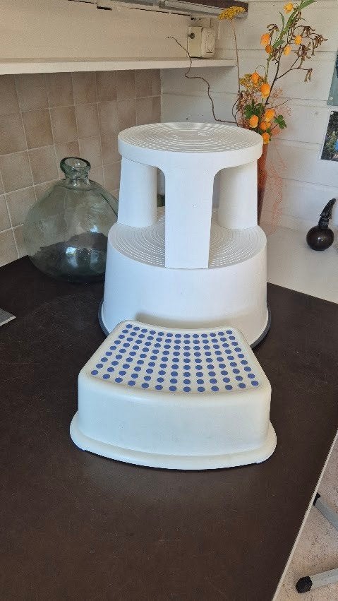 Mooie rolkruk/opstap wit met wieltjes + gratis opstapje, Ophalen, Zo goed als nieuw, Kunststof