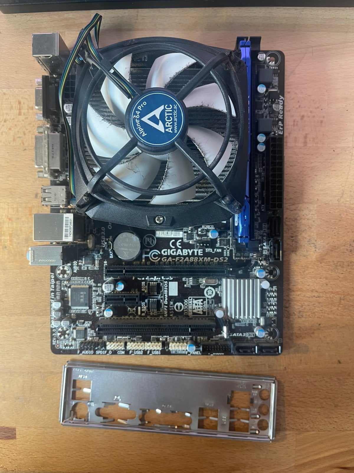 Gigabyte GA-F2A88XM-DS2 met Athlon X4 870K en 4Gb RAM, Computers en Software, Moederborden, Ophalen of Verzenden, Gebruikt, AMD