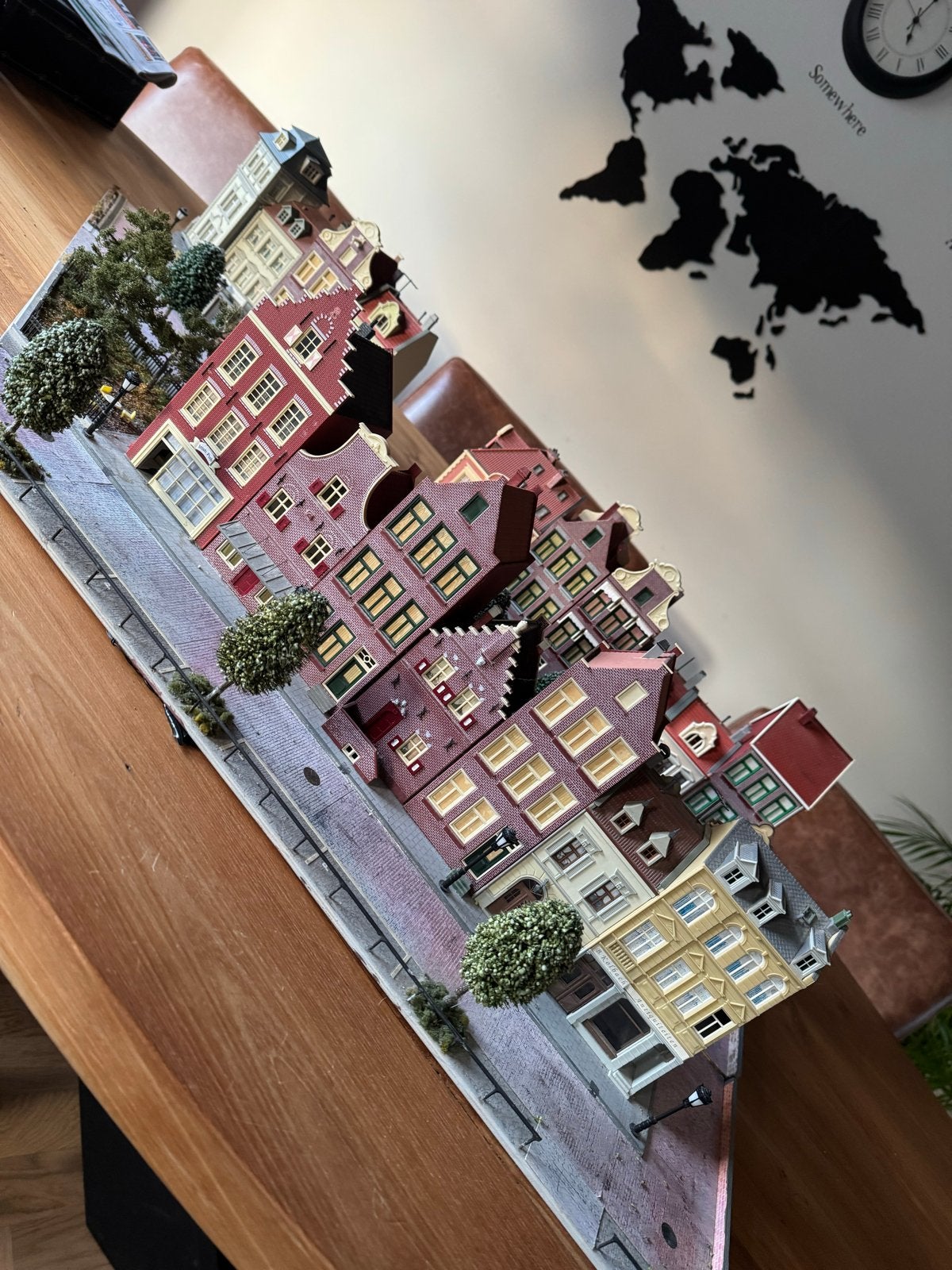 H0 Diorama Stadsstraat met Huizen, Winkels en Park, Gebruikt, Gelijkstroom of Wisselstroom, Brug, Tunnel of Gebouw, Ophalen