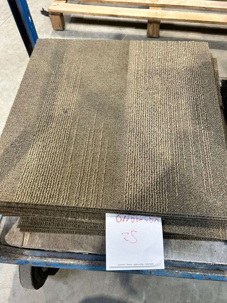 Tapijttegels 25 stuks ca 6 m2 taupe Ophalen in Schijndel, Ophalen, Zo goed als nieuw, Tapijttegels