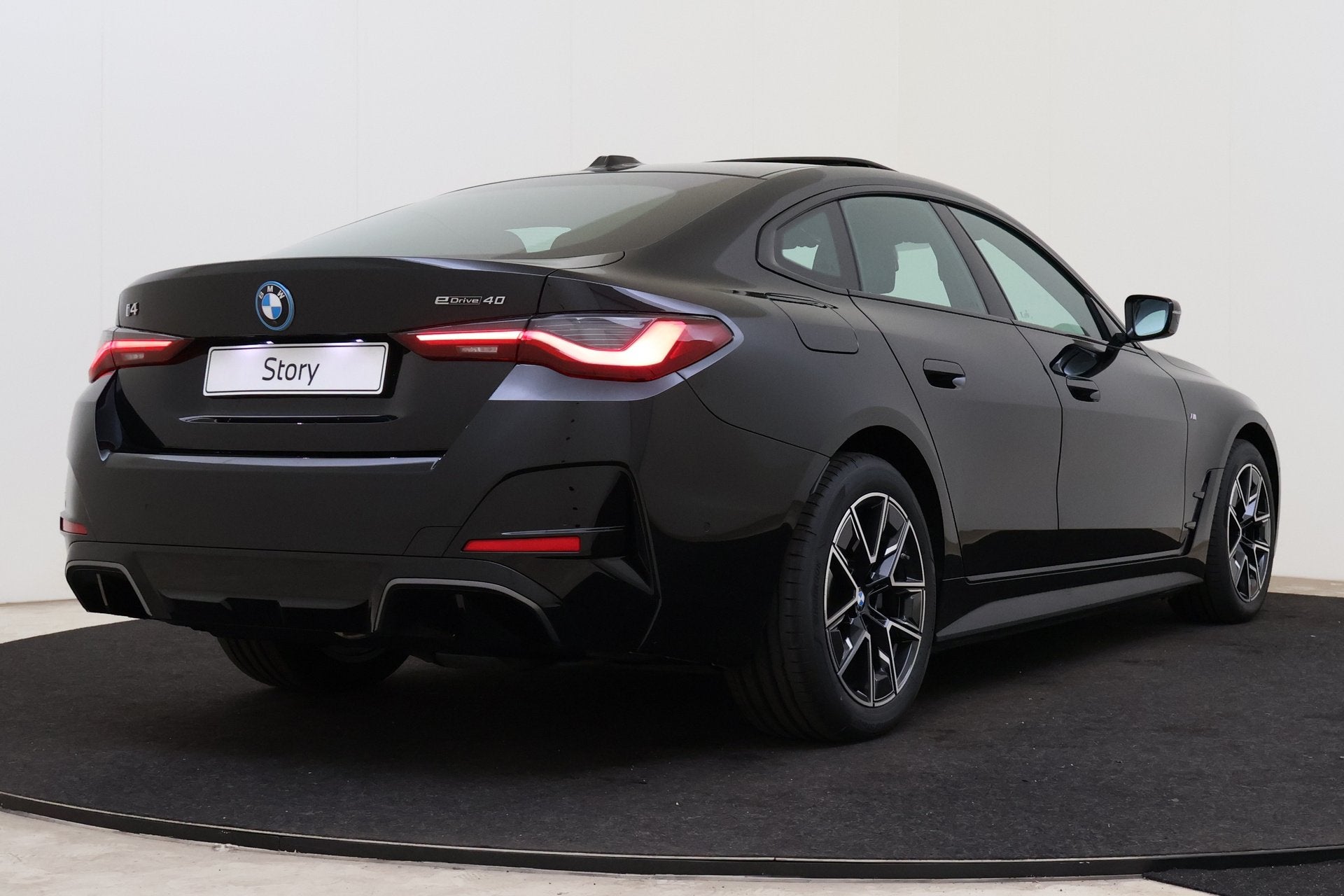 BMW i4 eDrive40 M Sport / Trekhaak / Achteruitrijcamera / St, Auto's, Dealer onderhouden, Achterwielaandrijving, Gebruikt, Zwart