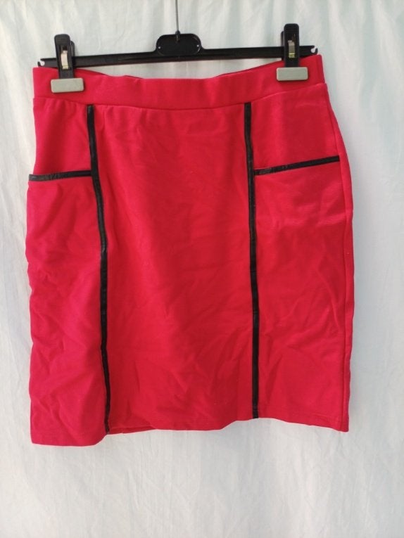 Stoere rood-zwarte rok mt M, Kleding | Dames, Rokken, Zo goed als nieuw, Maat 38/40 (M), Rood, Boven de knie, Ophalen of Verzenden
