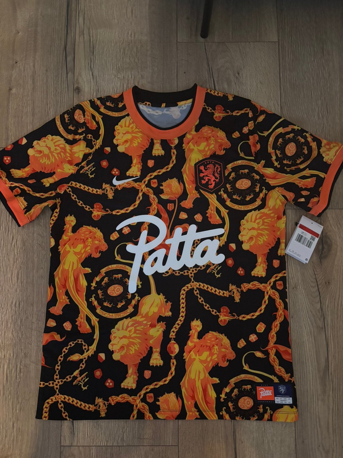 Patta x Nike KNVB Pre-Match Jersey Black/Orange, Kleding | Heren, T-shirts, Ophalen of Verzenden, Nieuw, Maat 52/54 (L), Oranje