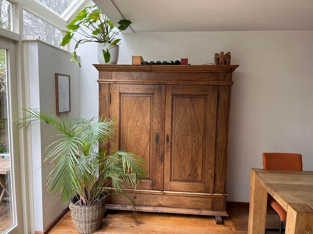 Antieke kast.Niet gratis, wel blikvanger voor liefhebbers., Ophalen, Met deur(en), Gebruikt, 150 tot 200 cm