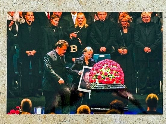 Org kleurenfoto 30x20 cm uitvaart Andre Hazes 27-09-2004, Verzamelen, Verzenden, Nieuw, Foto of Kaart