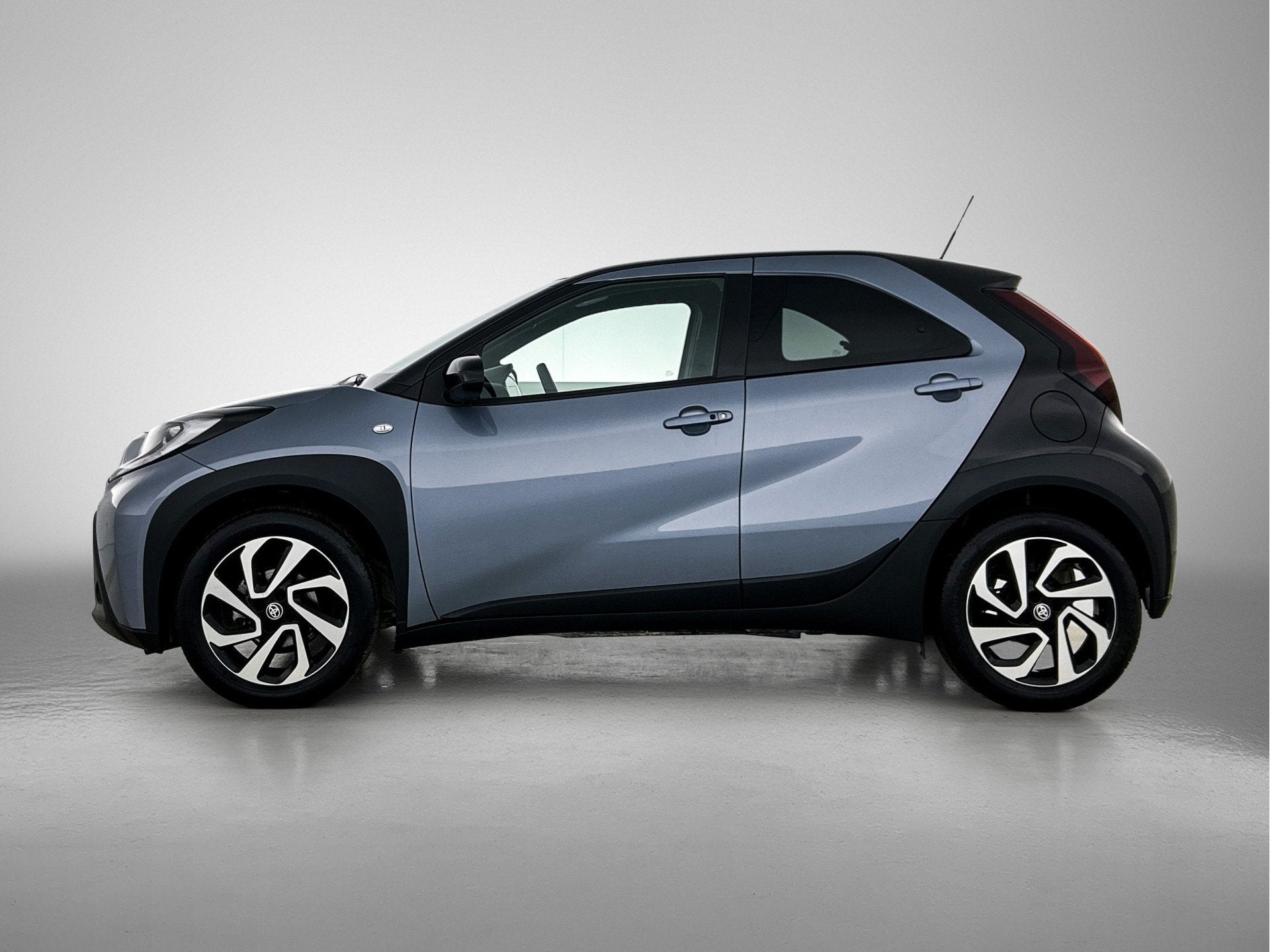 Toyota Aygo X 1.0 VVT-i S-CVT Pulse + | BTW Voertuig | Parke, Auto's, Toyota, Gebruikt, Zwart, 4 stoelen, Leder en Stof