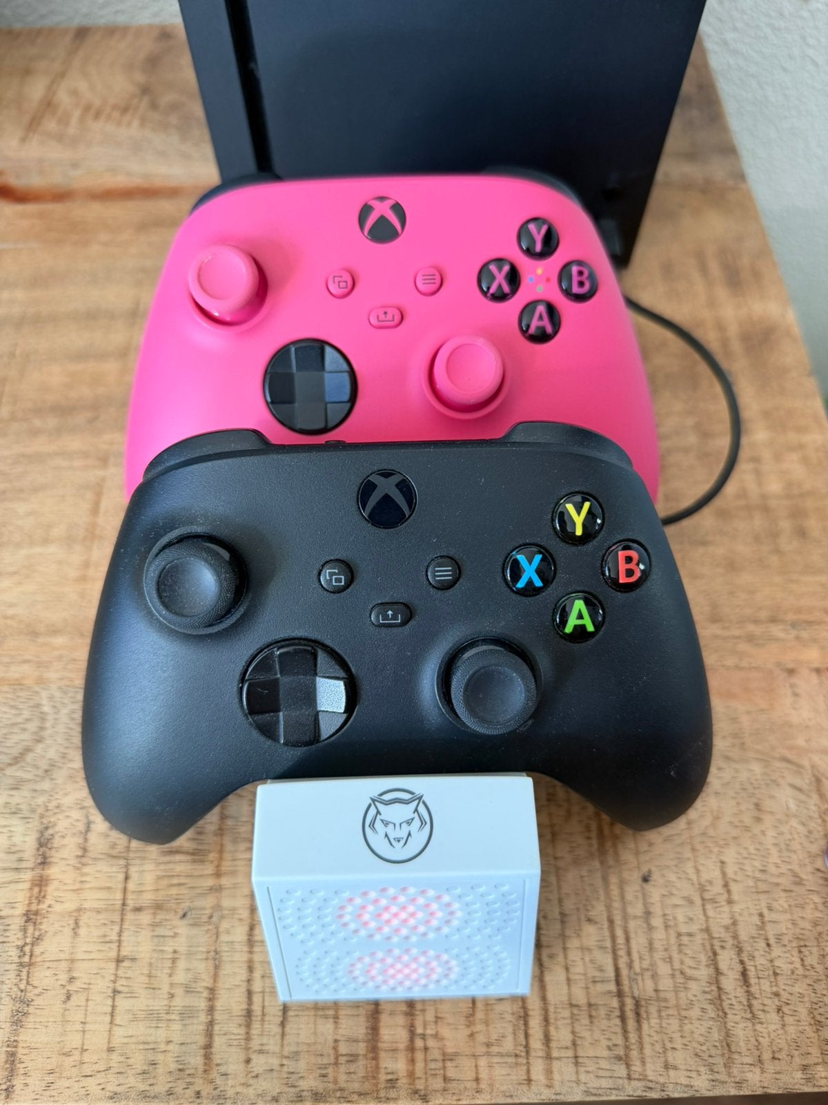 Foto 3 van Xbox series X 1tb + 2 controllers, headset, oplaadstation