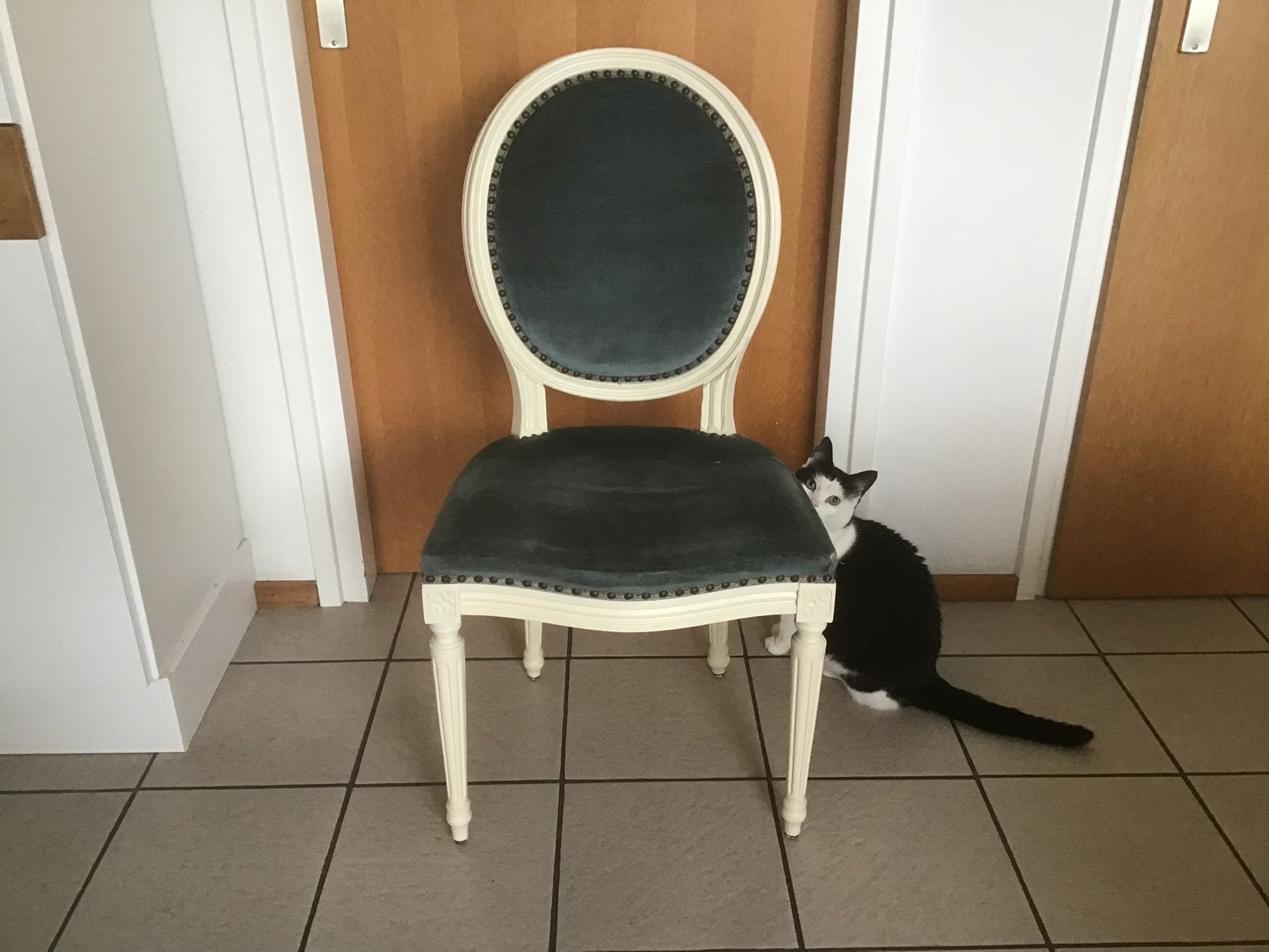 1x Louis XVI medaillon stoel ; blauwgroen fluweel; €25, Antiek en Kunst, Antiek | Meubels | Stoelen en Banken, Ophalen