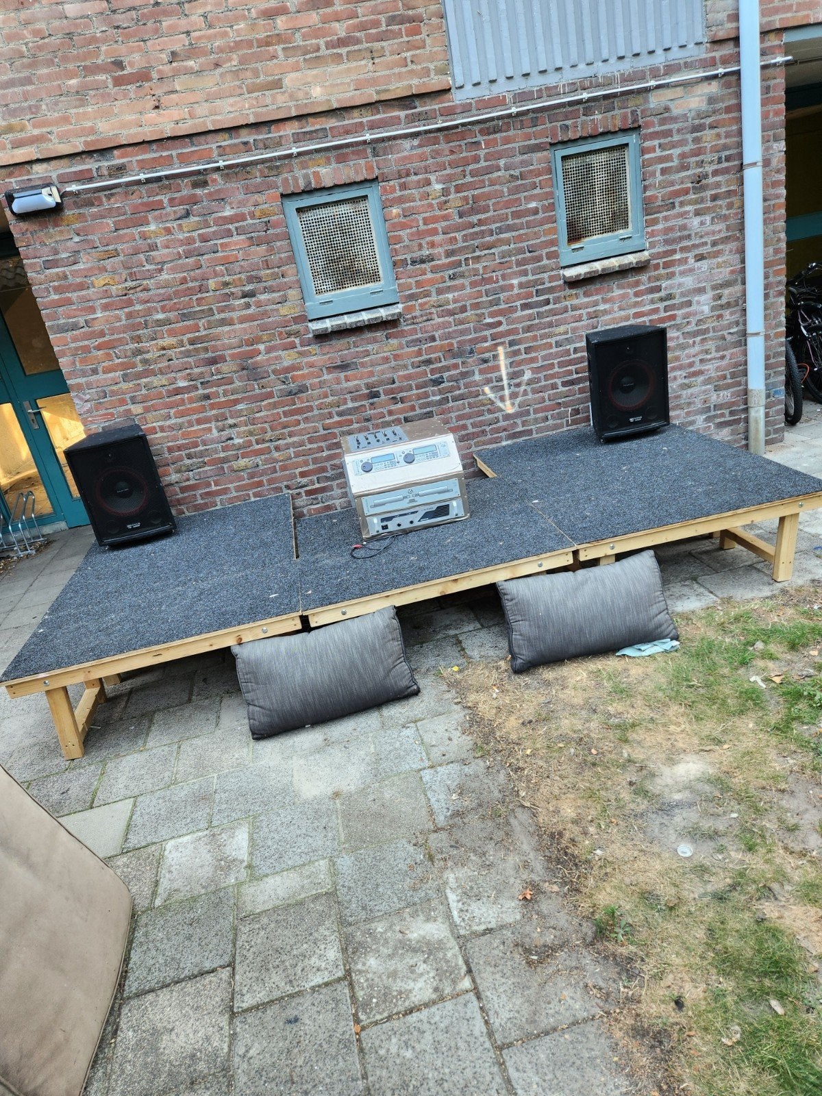 podium metComplete JB Systems DJ-set met speakers en verster, Ophalen of Verzenden