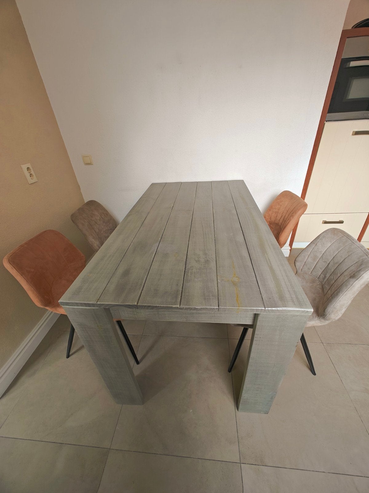 Robuuste houten eettafel met 4 stoelen - 140x80 cm, Huis en Inrichting, Tafels | Eettafels, Ophalen, 100 tot 150 cm, 50 tot 100 cm