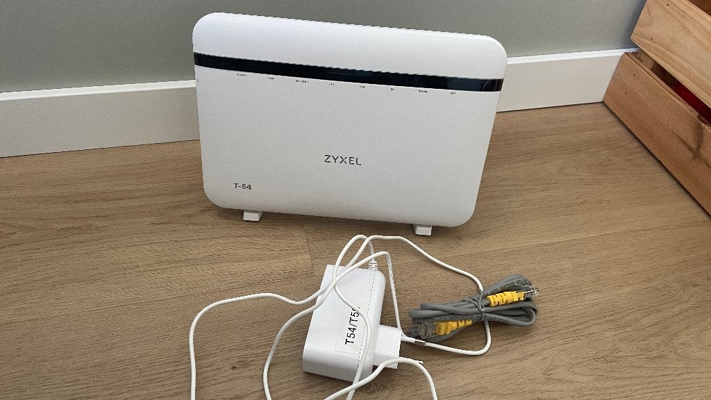 Zyxel T-54 Router met adapter en netwerkkabel, Ophalen of Verzenden, Gebruikt, Router met modem, Zyxel