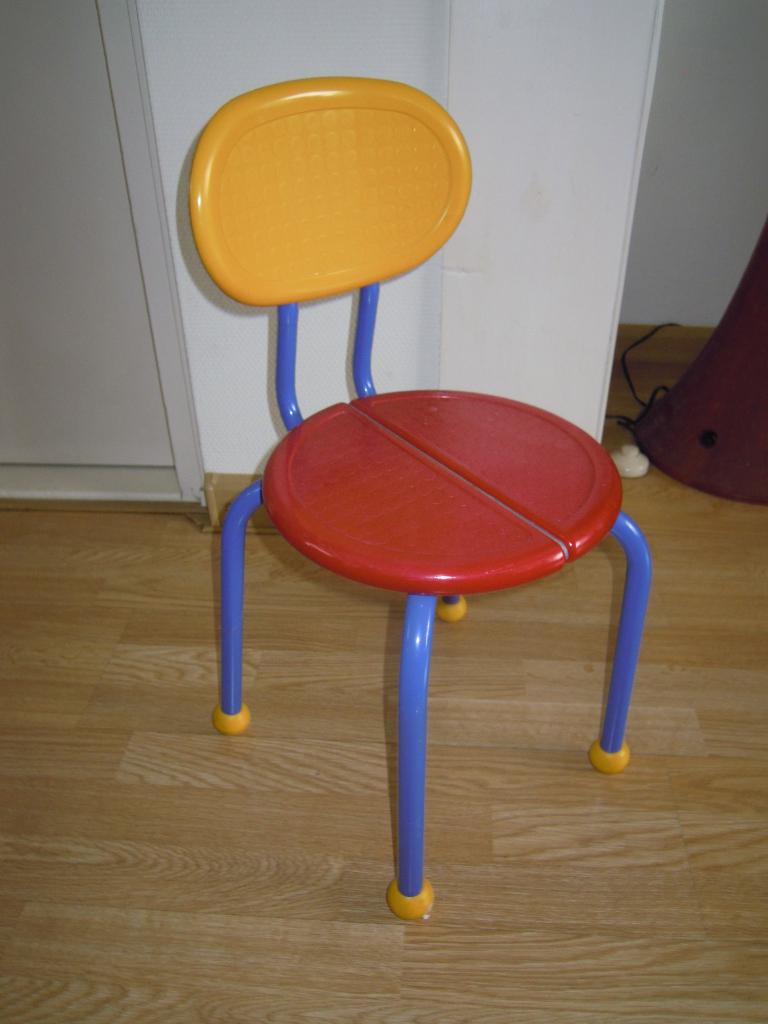 Ikea Puzzle Kinderstoel Memphis stijl Italy jaren 80, Kinderen en Baby's, Kinderstoelen, Ophalen, Gebruikt, Meegroeistoel