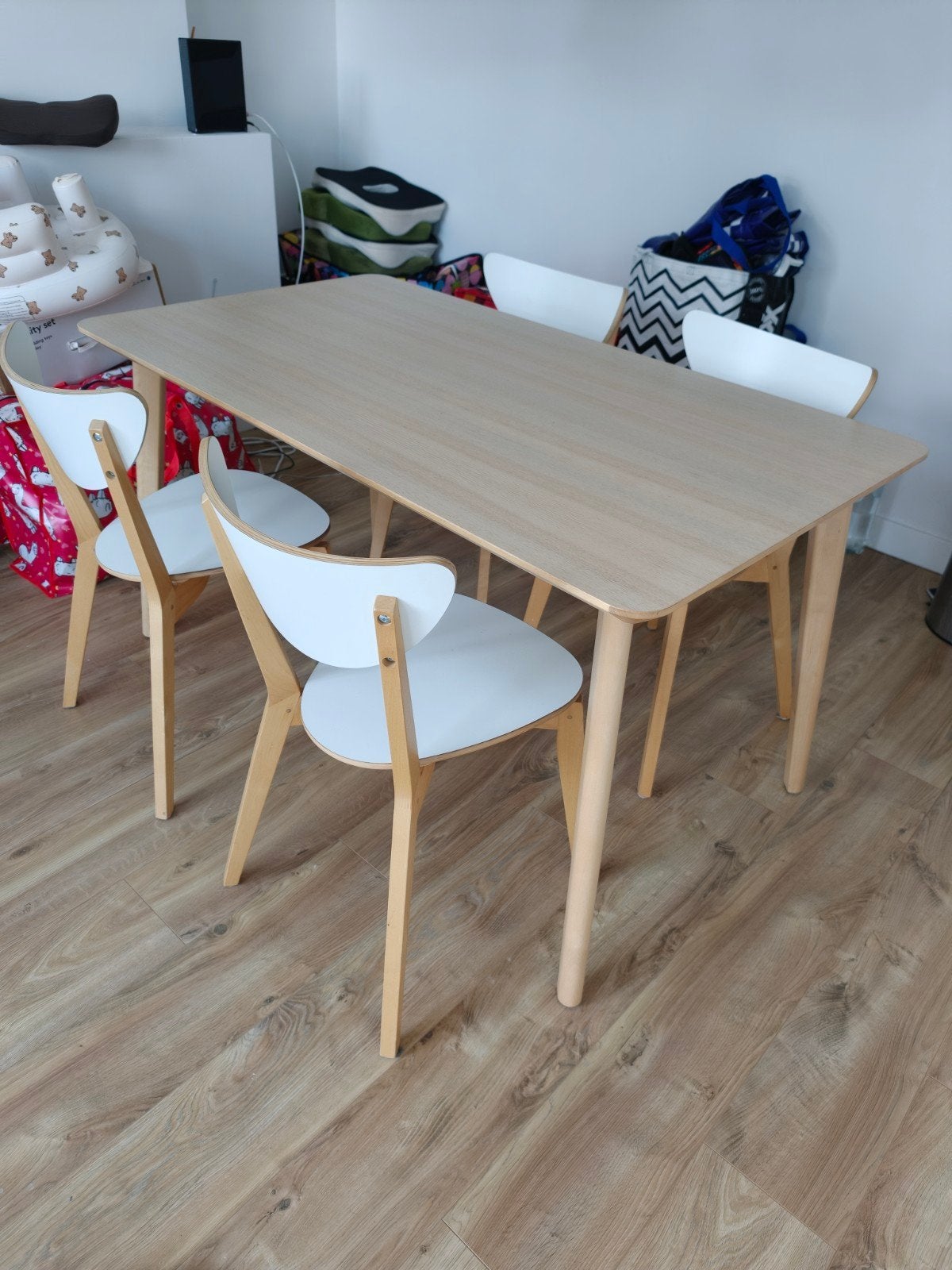 Elegante eettafel met 4 stoelen - Scandinavische stijl, Ophalen, 100 tot 150 cm, Modern, Scandinavisch, 50 tot 100 cm