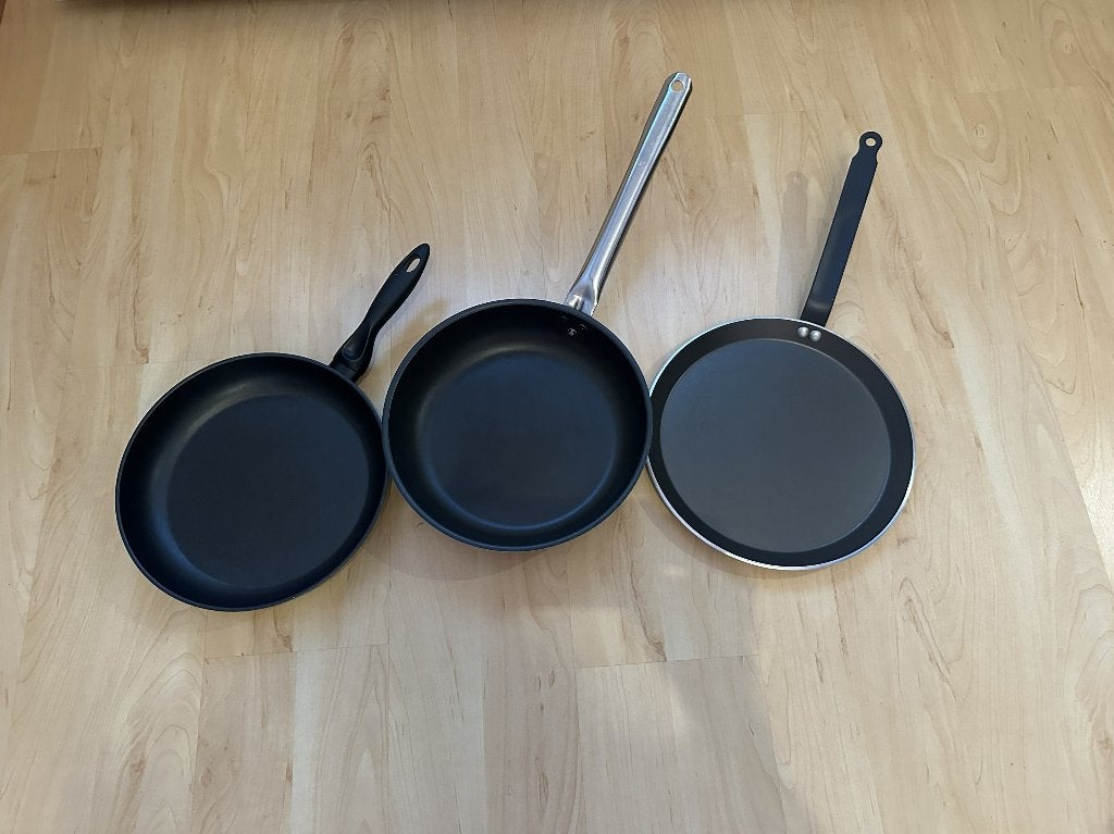 2 koekenpannen en 1 pannenkoekenpan, Antiaanbaklaag, Ophalen of Verzenden, Zo goed als nieuw, Overige materialen