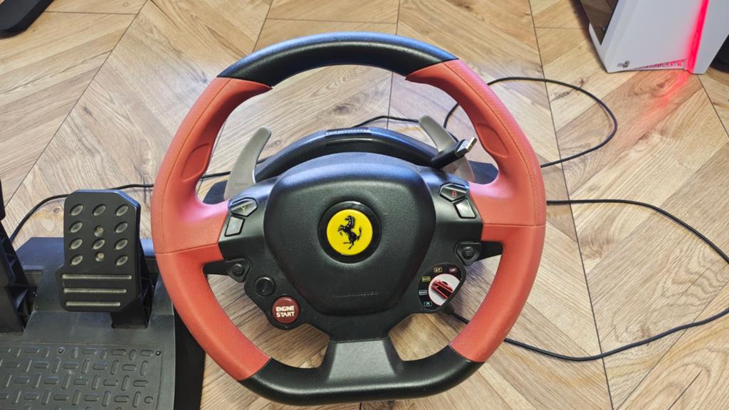 Thrustmaster Ferrari 458 Spider racestuur met pedalen, Spelcomputers en Games, Spelcomputers | Xbox | Accessoires, Gebruikt, Xbox Original