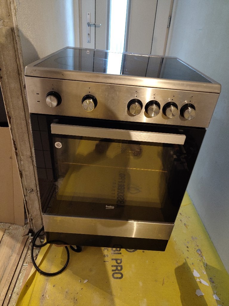Beko keramische fornuis met oven, Witgoed en Apparatuur, Fornuizen, Ophalen, Gebruikt, Keramisch, 4 kookzones