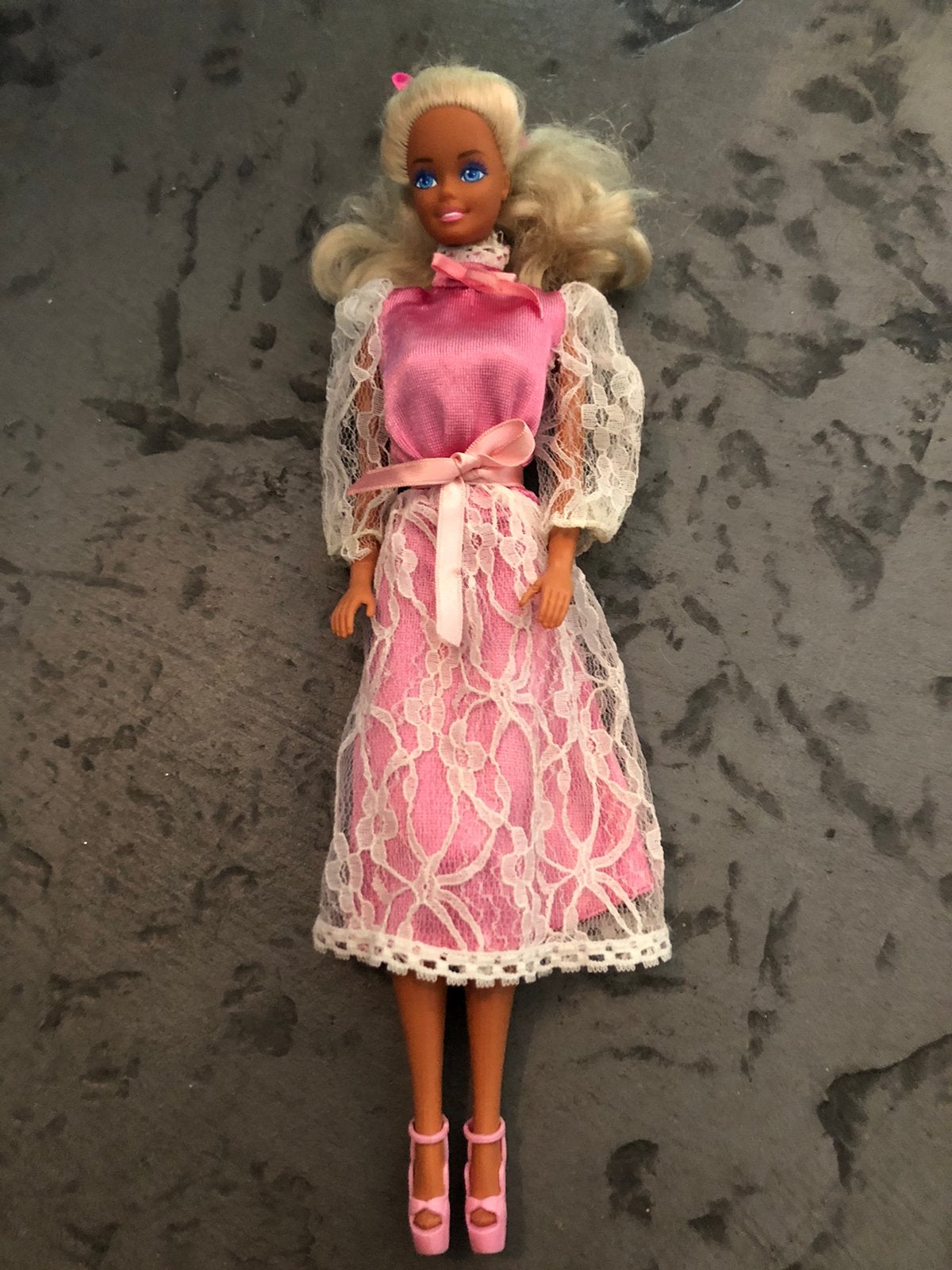 Barbie doll in family heart dress jaren 80