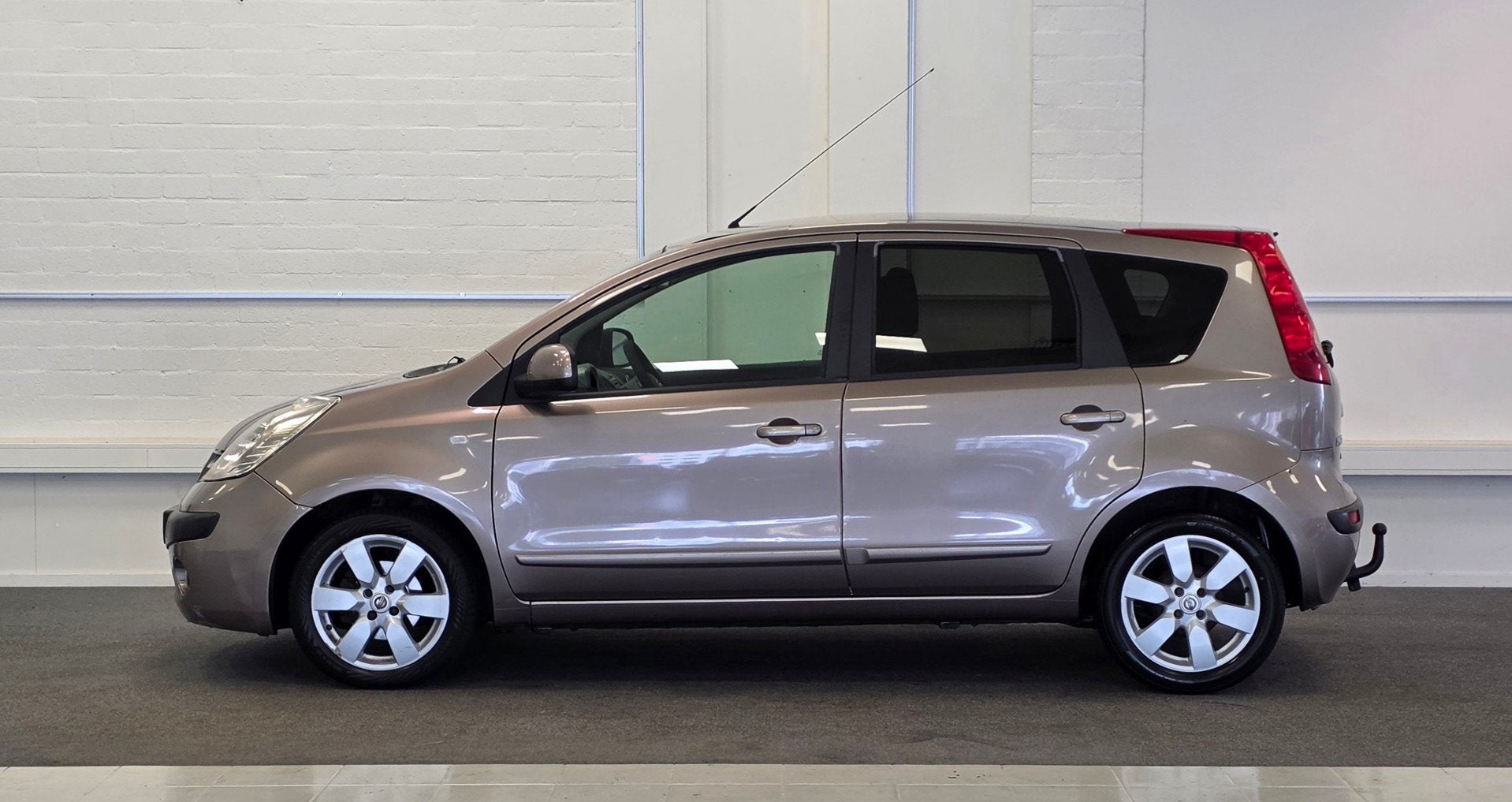 Nissan Note 1.6i First Note Automaat Nieuwe APK, Stof, Gebruikt, 4 cilinders, Bruin
