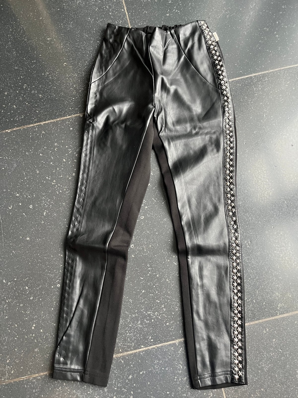 Meisjes pants / broek zwart leatherlook van Ai & Ko mt 164, Kinderen en Baby's, Ophalen of Verzenden, Zo goed als nieuw, Meisje