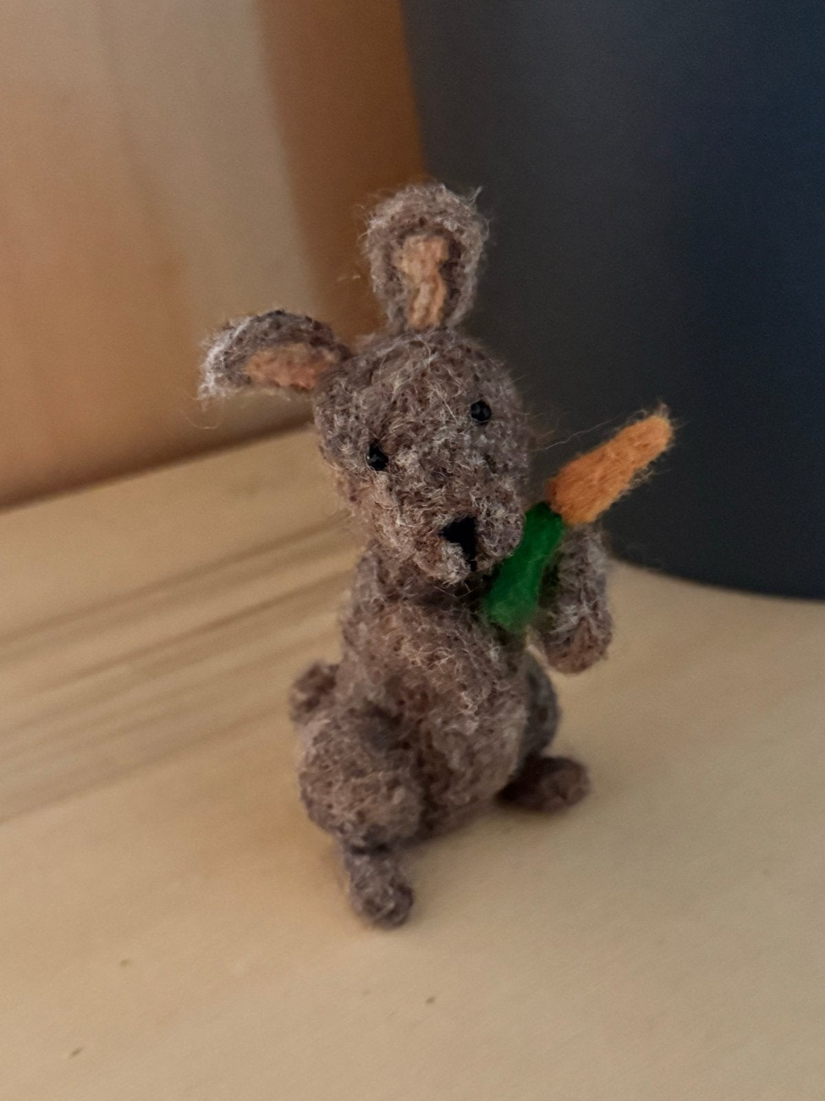 Schattig vilten konijntje met wortel - Handgemaakt, Verzenden, Zo goed als nieuw, Overige soorten, Beeldje of Figuurtje