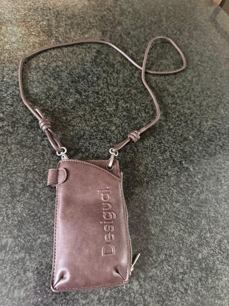Desigual Telefoonhouder Chocoladebruin - Zo goed als nieuw, Ophalen of Verzenden, Zo goed als nieuw, Hoesje of Tasje
