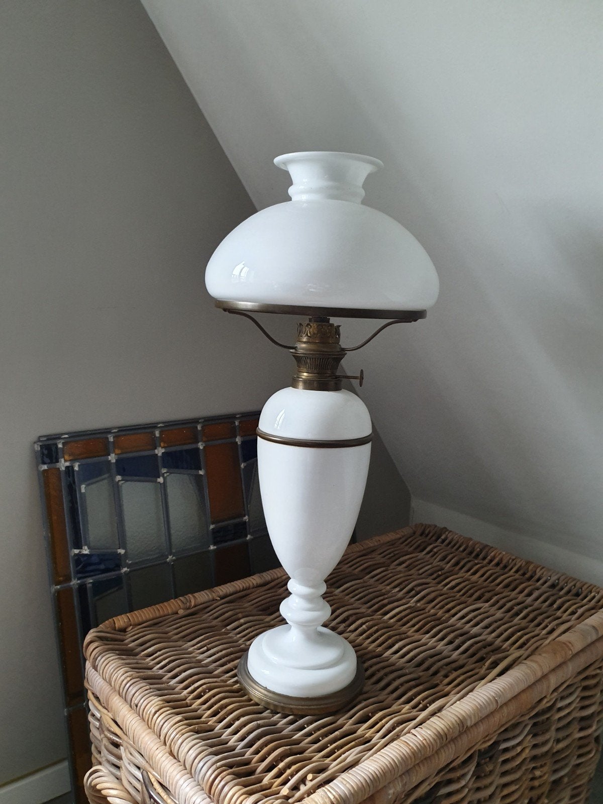 Antieke olielamp, wit opaline glas en messing, Antiek en Kunst, Ophalen