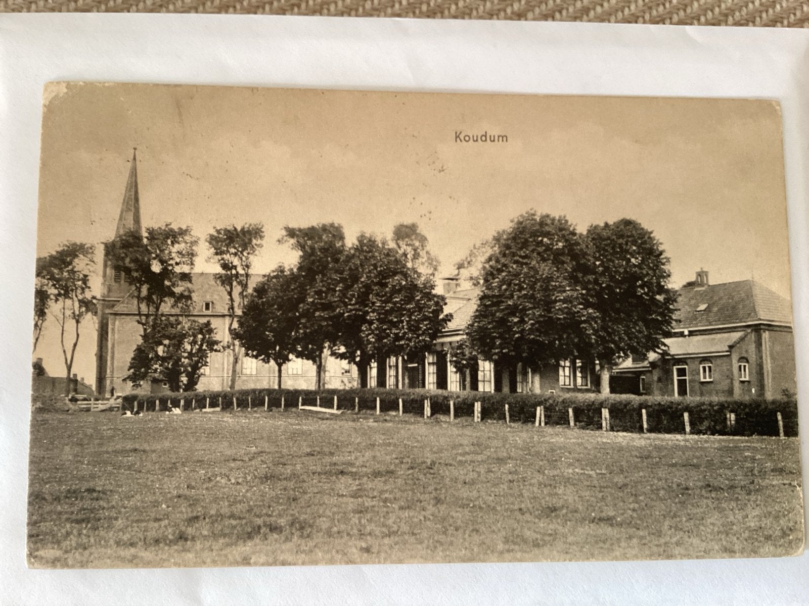 Oude ansichtkaart Koudum - Kerk en dorpsgezicht (1915), Ophalen of Verzenden, Voor 1920, Gelopen, Friesland