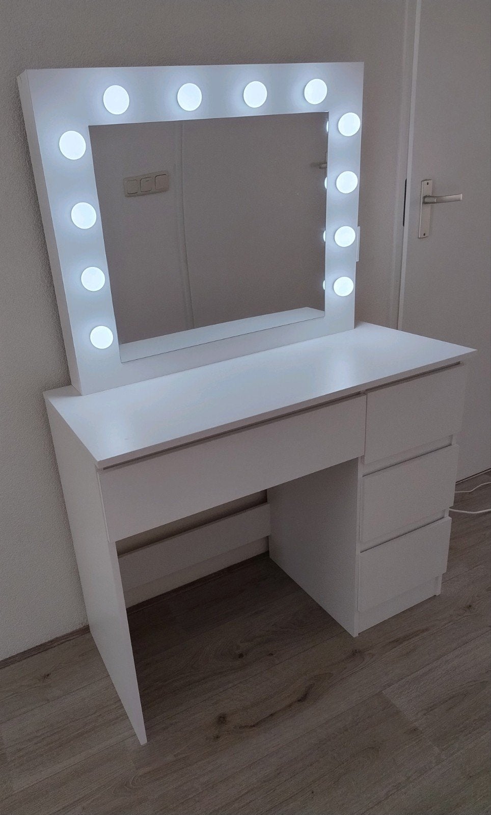 Witte Kaptafel met Spiegel, LED Verlichting & USB/Stroom, Ophalen, 100 tot 150 cm, 50 tot 100 cm, Zo goed als nieuw