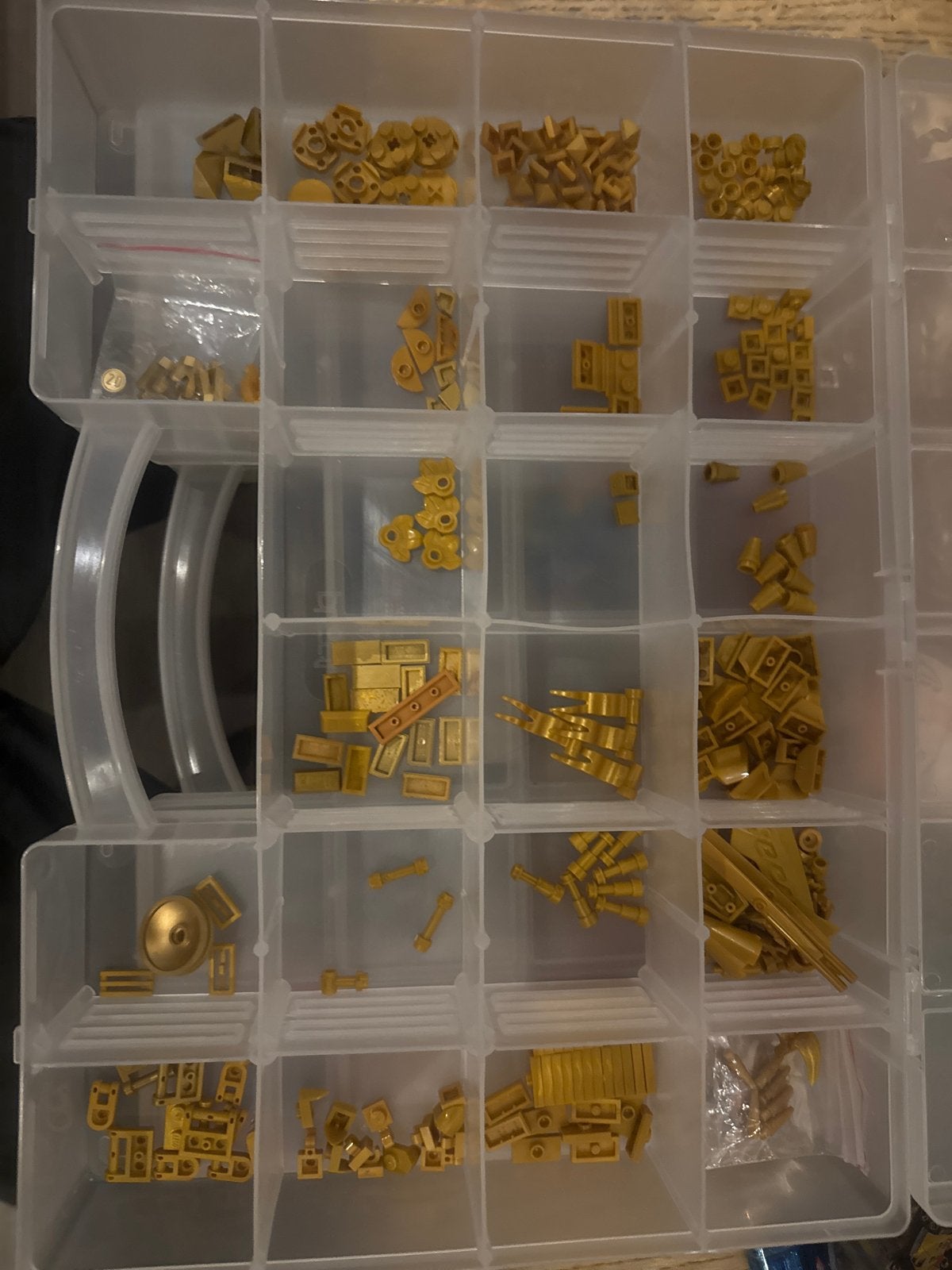Goudkleurige bouwsteentjes in sorteerdoos, Ophalen of Verzenden, Zo goed als nieuw, Losse stenen, Lego