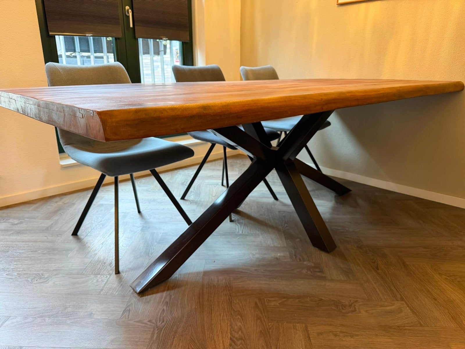 Massief houten eettafel met metalen onderstel, Huis en Inrichting, Tafels | Eettafels, Zo goed als nieuw, 50 tot 100 cm, 150 tot 200 cm