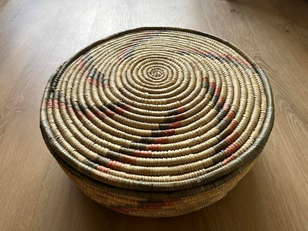 Decoratieve rieten mand met deksel - Handgemaakt, Mand, Rond, Ophalen of Verzenden, Zo goed als nieuw