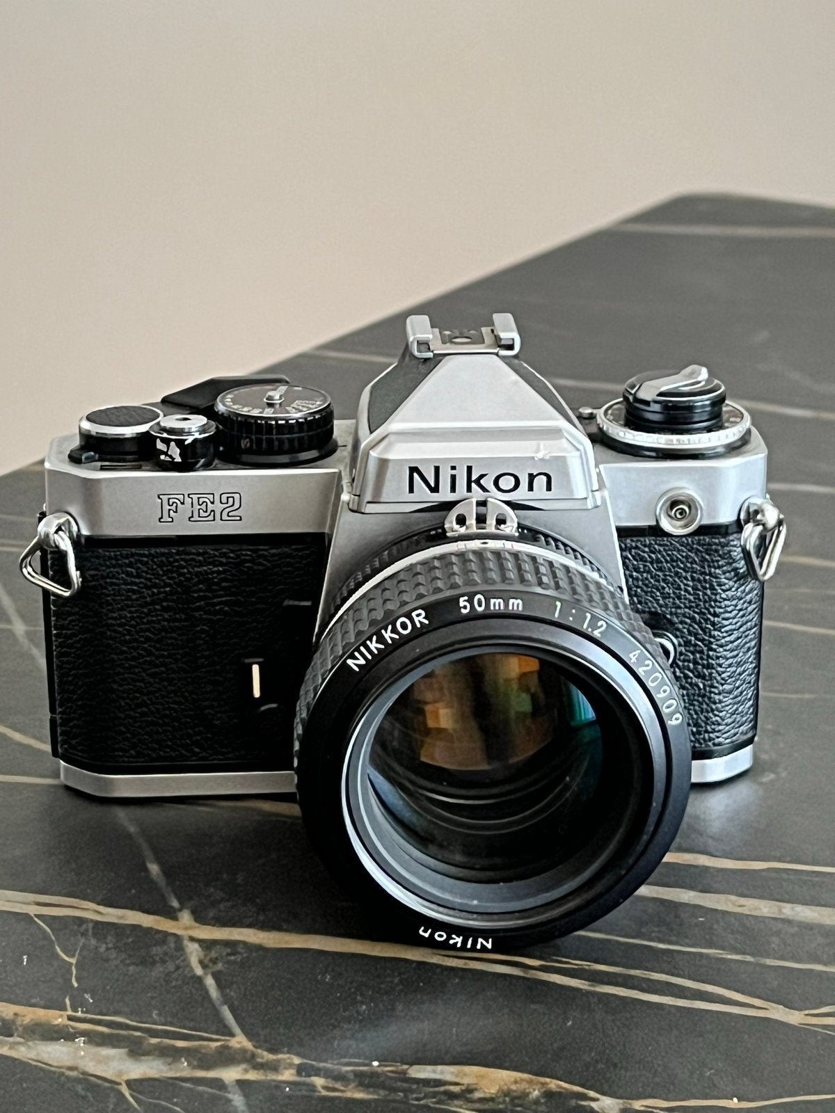 Nikon FE2 Spiegelreflexcamera met Nikkor 50mm f/1.2 lens, Audio, Tv en Foto, Fotocamera's Analoog, Ophalen, Zo goed als nieuw