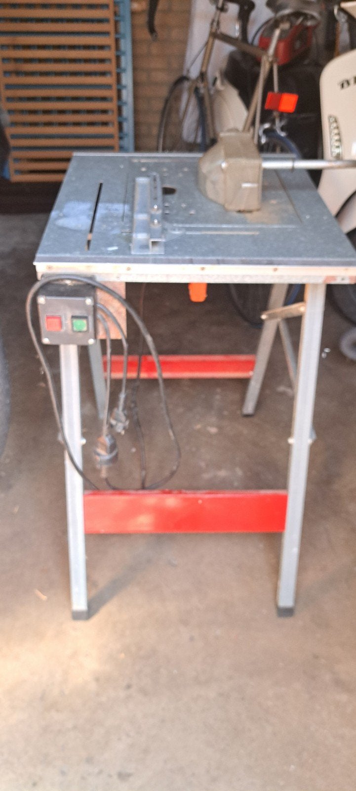 Makita 5600NB-A Zaagtafel - Krachtige Cirkelzaag, Doe-het-zelf en Verbouw, Ophalen, Gebruikt, Cirkelzaag, 600 tot 1200 watt