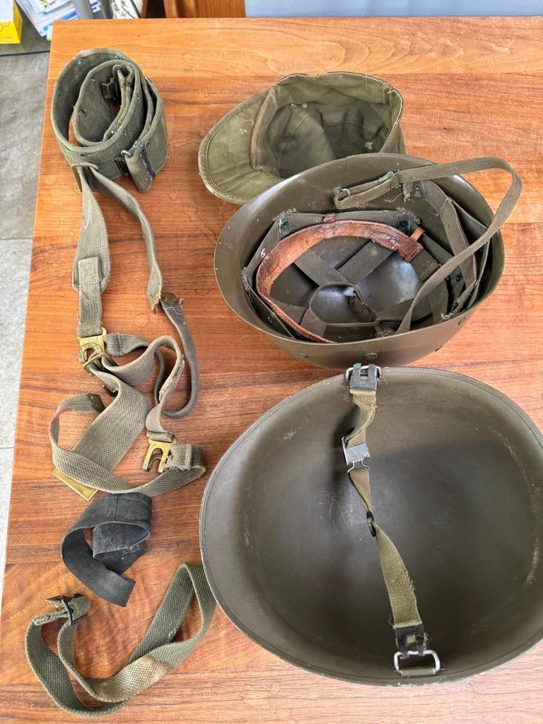Militaire helm met binnenhelm en pet, koppel en andere zaken, Ophalen of Verzenden, Landmacht, Overige gebieden, Helm of Baret