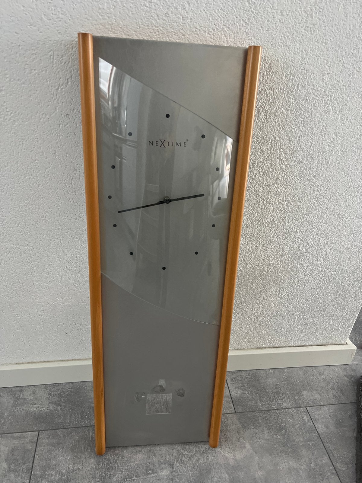 NEXTIME Wandklok - Modern en Stijlvol, Huis en Inrichting, Wandklok, Grijs, Analoog, Ophalen of Verzenden