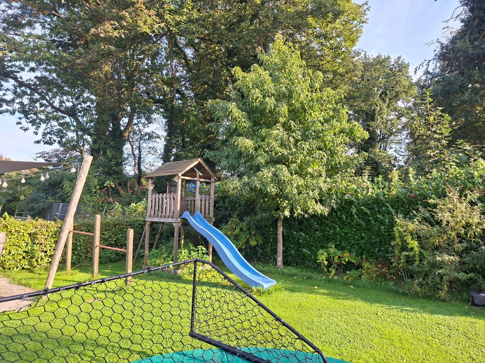 Houten tuin speelhuis met glijbaan en trap, Ophalen, Gebruikt, Glijbaan